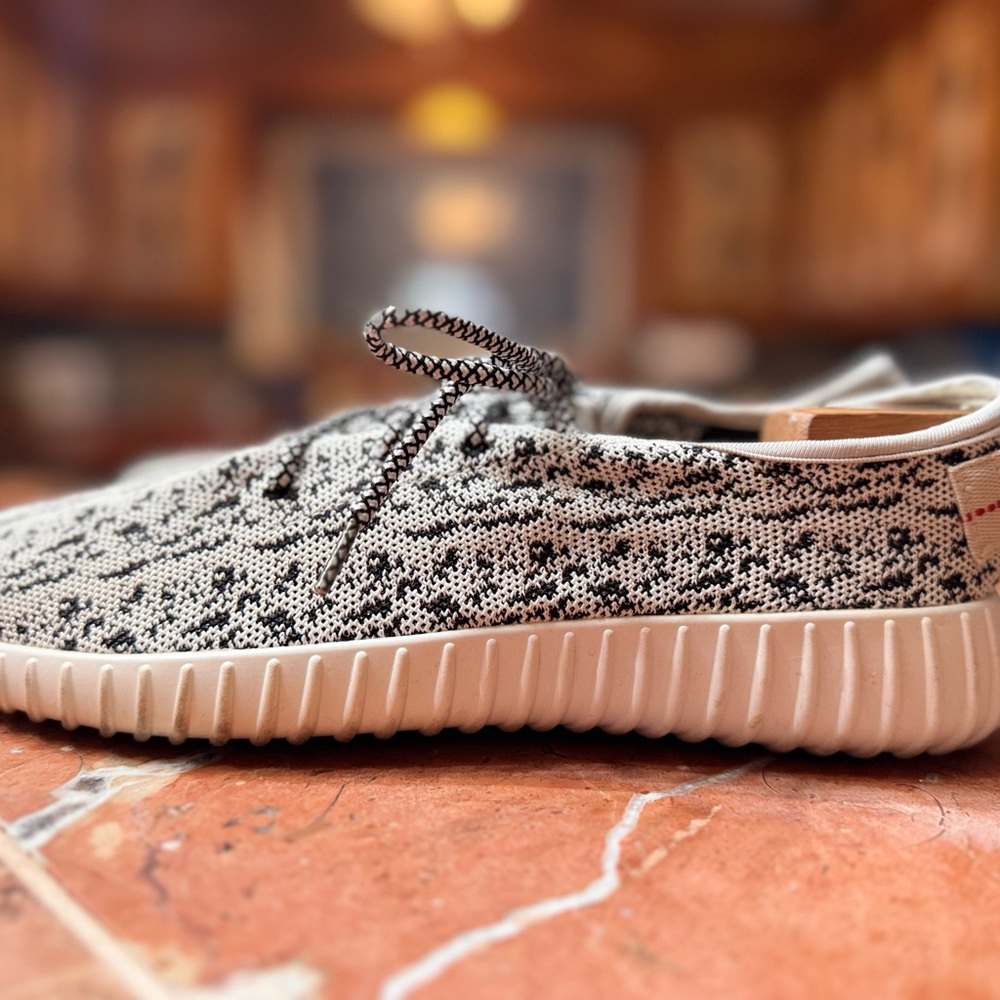 Adidas Yeezy Boost 350 in the iconic "Turtle Dove" colorway. SIZE 9.5 - Picture 2 of 7